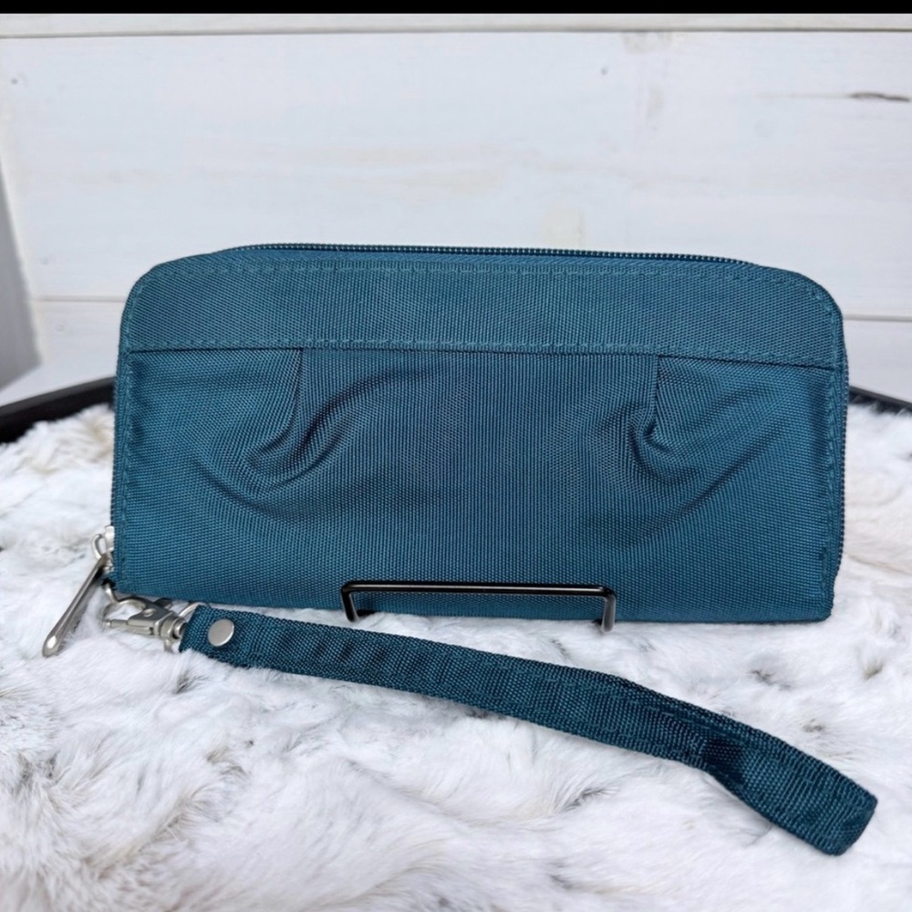 Travelon Teal Wristlet‎ Wallet RFID